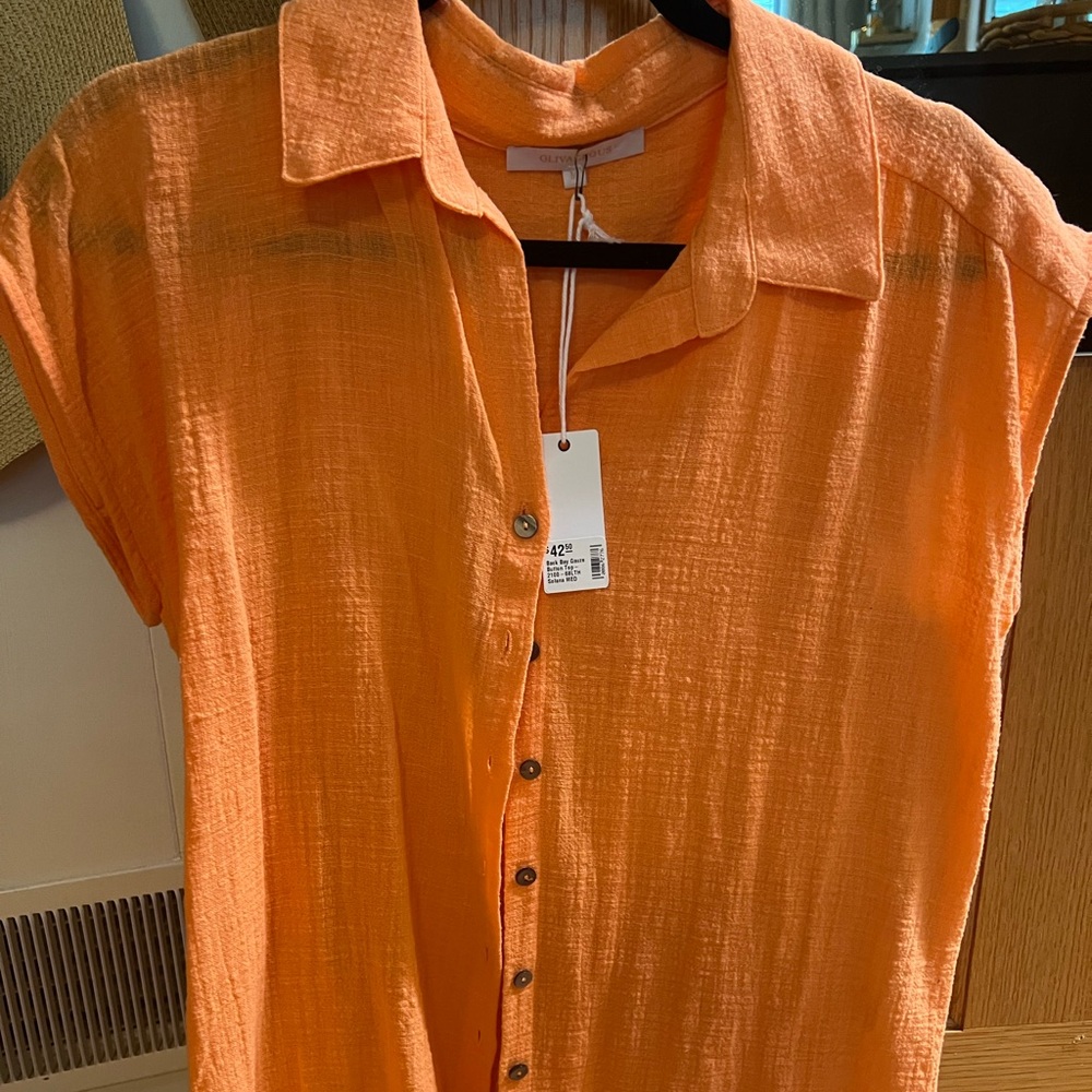 NWT Stitch and Feather sleeveless gauze button top.